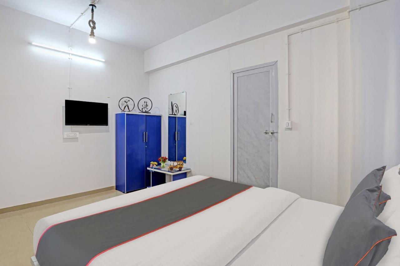 Hotel Solitaire, Best Luxurious Hotel Ac Rooms In Сурат Екстериор снимка
