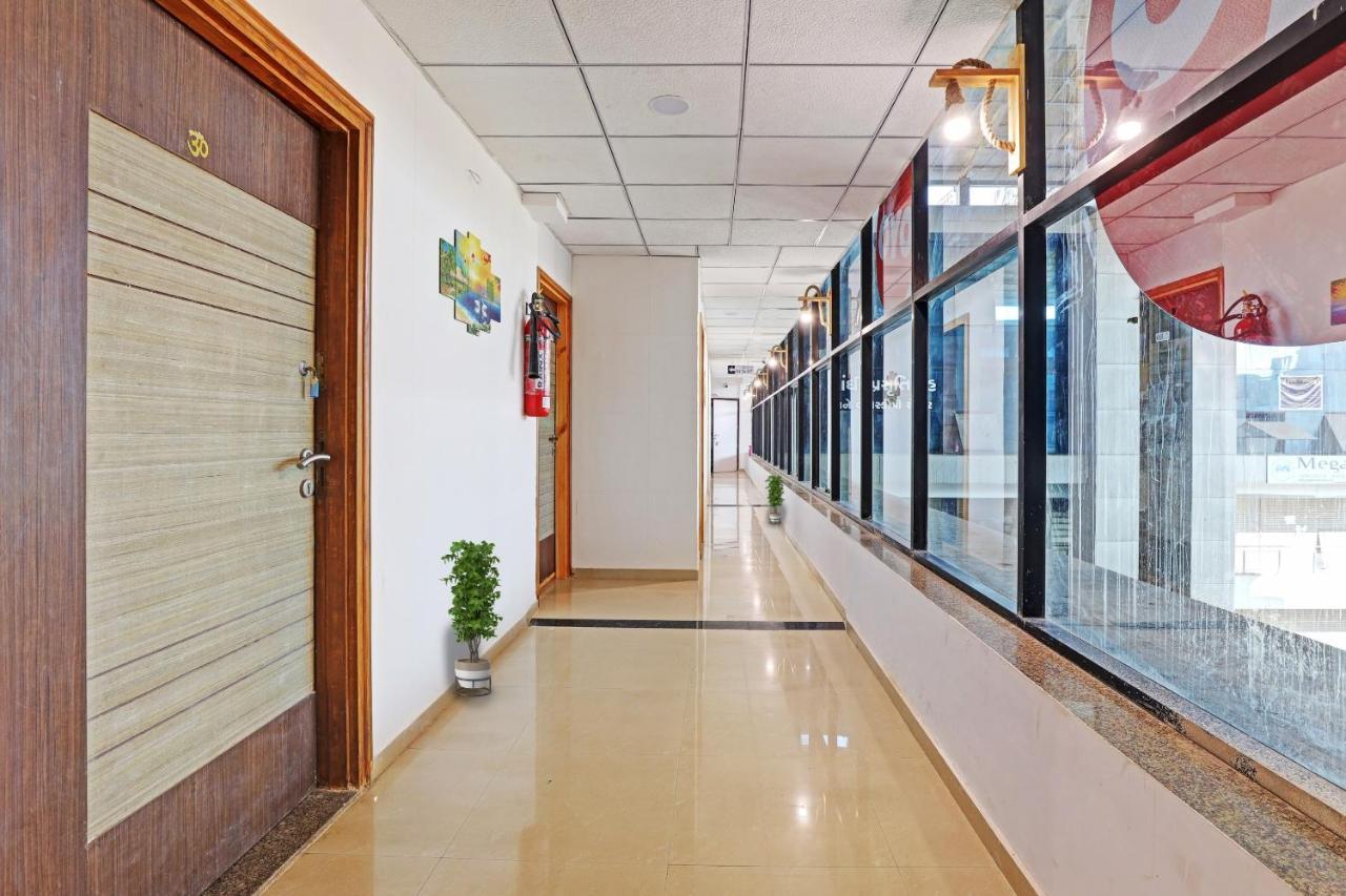 Hotel Solitaire, Best Luxurious Hotel Ac Rooms In Сурат Екстериор снимка